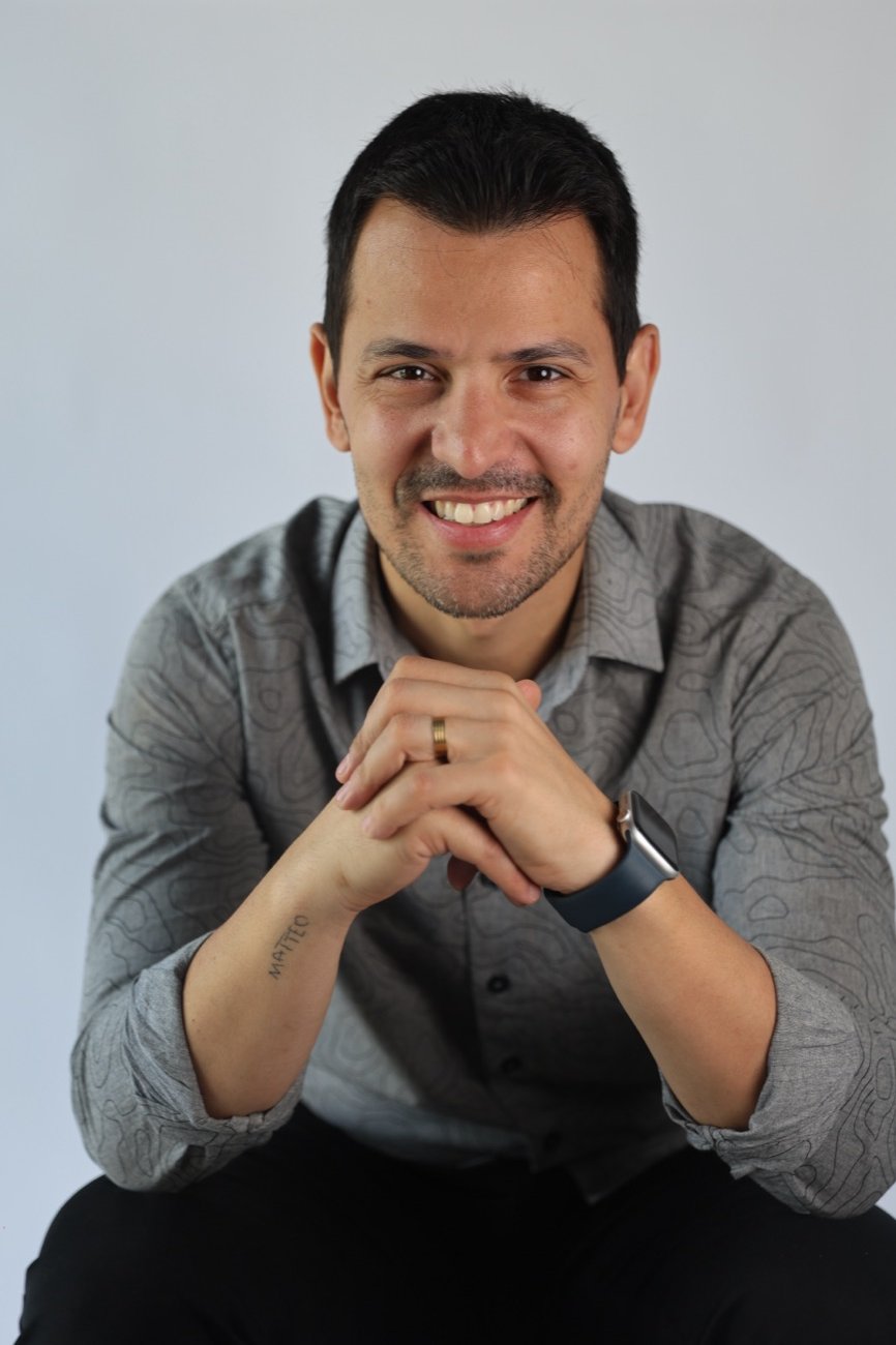 Dr. Felipe Spisso, de braços cruzados, olhando para a câmera.